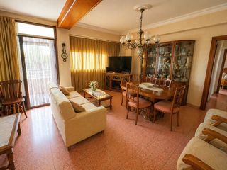 Appartamento in Alaquàs. Piso en alaquàs con 2 balcones y posibilidad de dividir legalmen