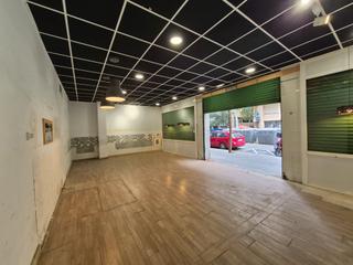 Location Local commercial à Carrer dels enamorats 147. Local de 105 m2, con una fachada a la calle de 10 m.