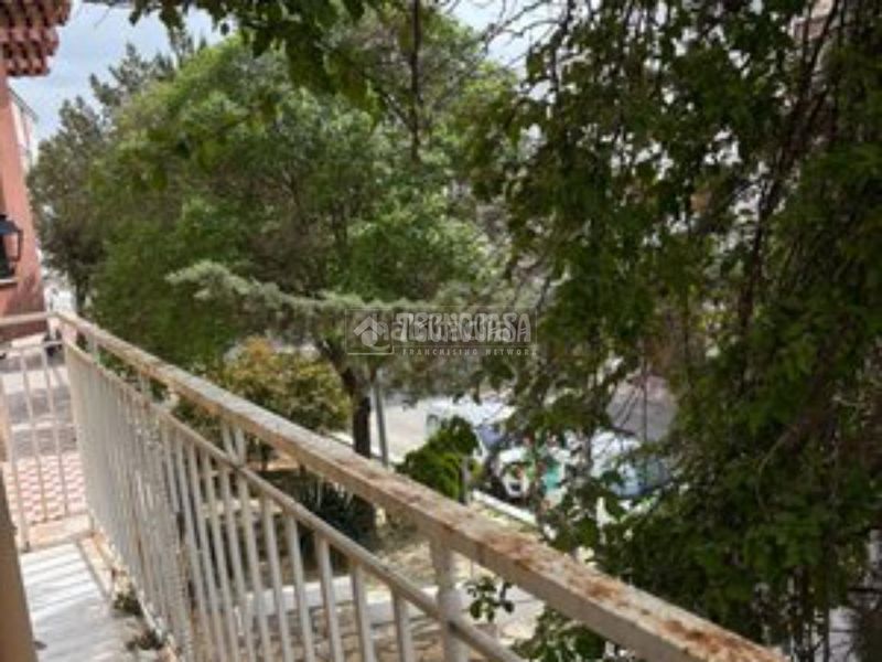 Foto c8f3a472-4f0e-423a-afcf-2ffb97f97b24. Casa aparellada a Torredelcampo