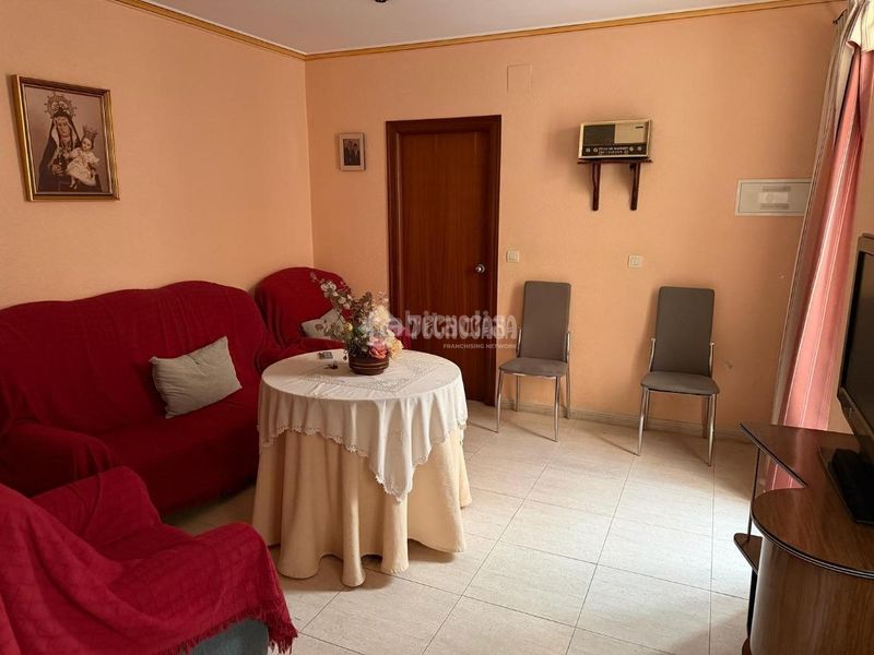 Foto c0303dac-8b82-4a83-b378-d3c5de4437f2. Casa aparellada a Torredelcampo