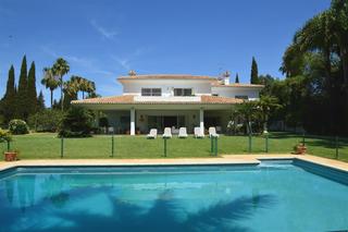 Casa en Guadalmina Baja. Impresionante villa con espectacular parcela a 200 metros de la