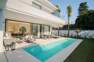Casa a Las Lomas de Río Verde. Moderna villa ubicada en rio verde playa, milla de oro de marbel