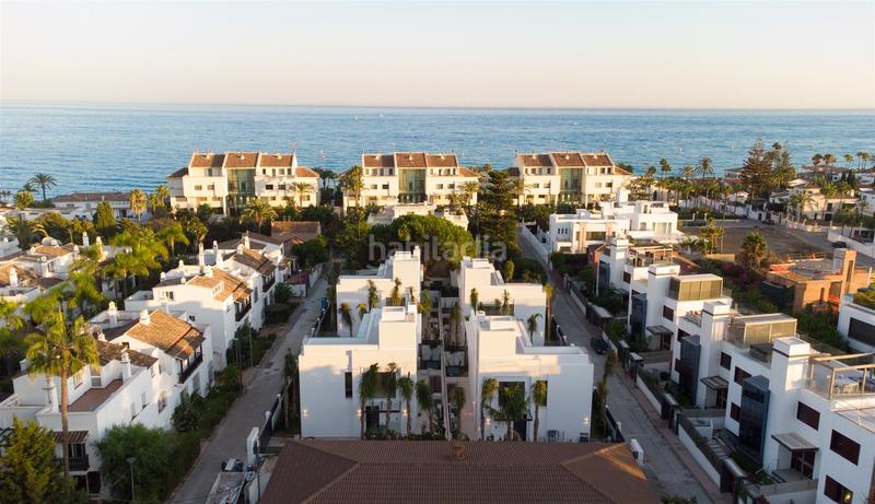 Foto 103ed3dd-9de5-4615-864b-837e6dbae4f0. Casa moderna villa ubicada en rio verde playa, milla de oro , a sólo 100 metros de la playa en Marbella