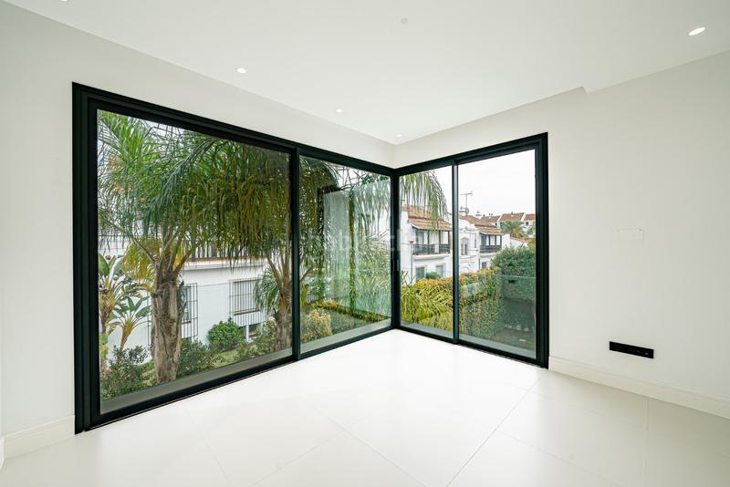 Foto 3e940411-55b4-42ef-abd0-54c2f2f0c99f. Casa moderna villa ubicada en rio verde playa, milla de oro , a sólo 100 metros de la playa en Marbella