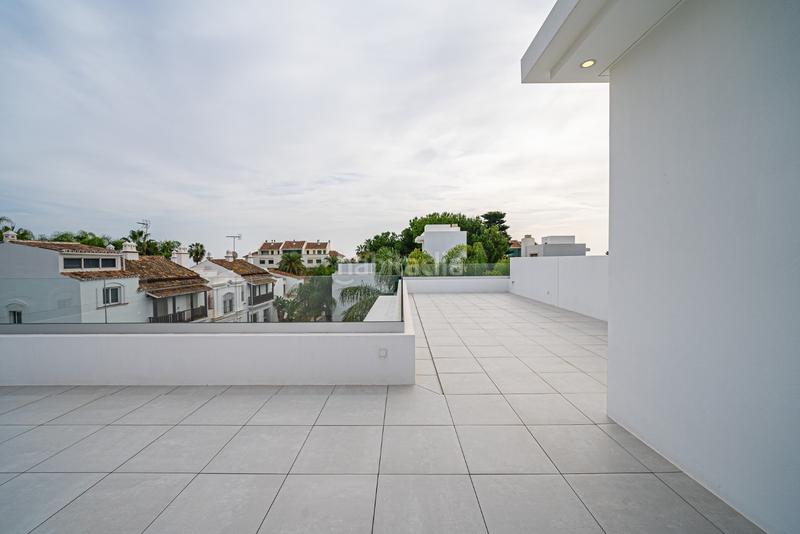 Foto 44239af4-8fcd-428b-908a-4b810374f149. Casa moderna villa ubicada en rio verde playa, milla de oro , a sólo 100 metros de la playa en Marbella