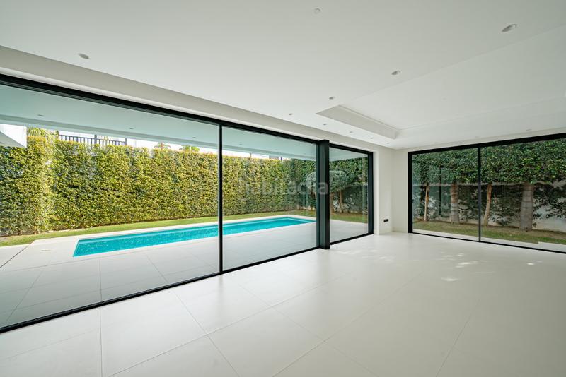 Foto 4ebcd500-7f63-4f86-b8e2-5fd84441b4c2. Casa moderna villa ubicada en rio verde playa, milla de oro , a sólo 100 metros de la playa en Marbella
