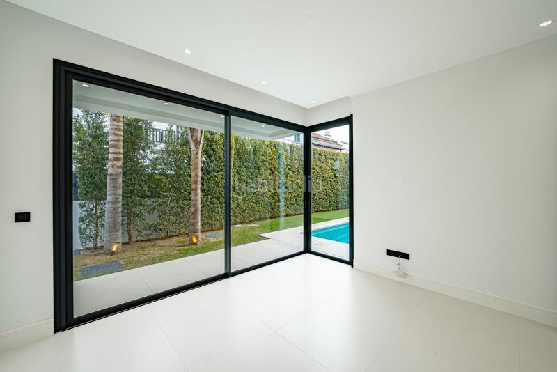 Foto 5ee9fa0c-baaa-4bcd-82d4-3f0dd8661ec5. Casa moderna villa ubicada en rio verde playa, milla de oro , a sólo 100 metros de la playa en Marbella