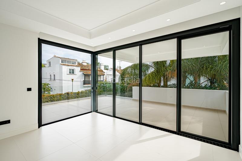 Foto 71546960-c394-45cd-bb07-0407d8b98244. Casa moderna villa ubicada en rio verde playa, milla de oro , a sólo 100 metros de la playa en Marbella