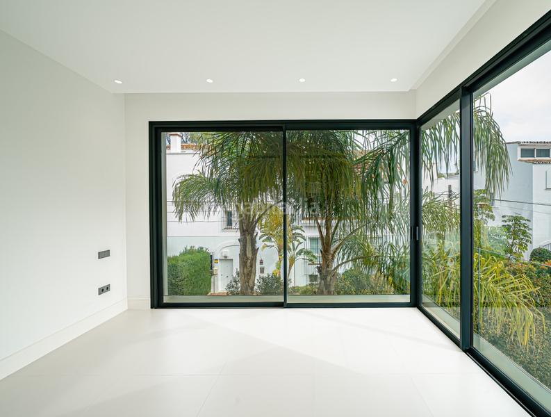 Foto 966e69f0-c08a-414d-b134-0e3c22e66bfd. Casa moderna villa ubicada en rio verde playa, milla de oro , a sólo 100 metros de la playa en Marbella