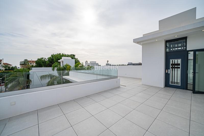 Foto bbf85d2d-0397-41e1-8c32-41fa0faa4e75. Casa moderna villa ubicada en rio verde playa, milla de oro , a sólo 100 metros de la playa en Marbella