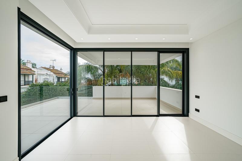 Foto bd1fcf8a-1f28-4c5b-8e26-7fd1e82cc3ac. Casa moderna villa ubicada en rio verde playa, milla de oro , a sólo 100 metros de la playa en Marbella
