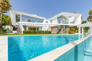 Maison à Los Monteros. Impresionante villa moderna nueva a estrenar frente al mar en lo