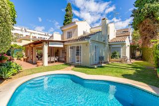 Casa a La Carolina - Guadalpín. Oportunidad! fantástica villa a unos metros de la playa con much