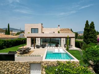 Casa en El Paraíso. Maravillosa villa totalmente reformada con vistas al mar en el p
