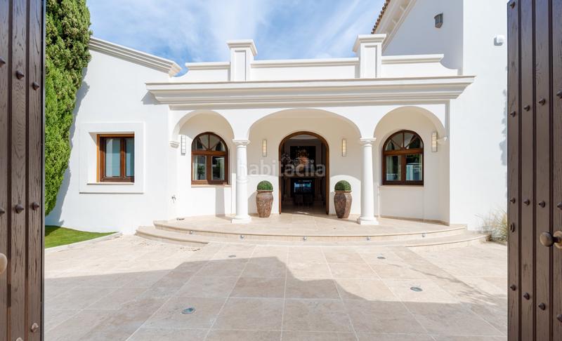 Foto e42d6b0f-9d8b-42ee-b638-d7022668741d. Casa espectacular villa con vistas panorámicas en el herrojo alto, benahavis en Benahavís