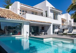 Casa en Aloha. Villa de lujo en peñablanca, un faro de elegancia y privacidad,