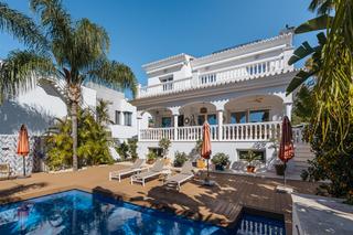 Casa en Nagüeles Alto. Encantadora villa mediterránea de lujo con piscina y vistas en n