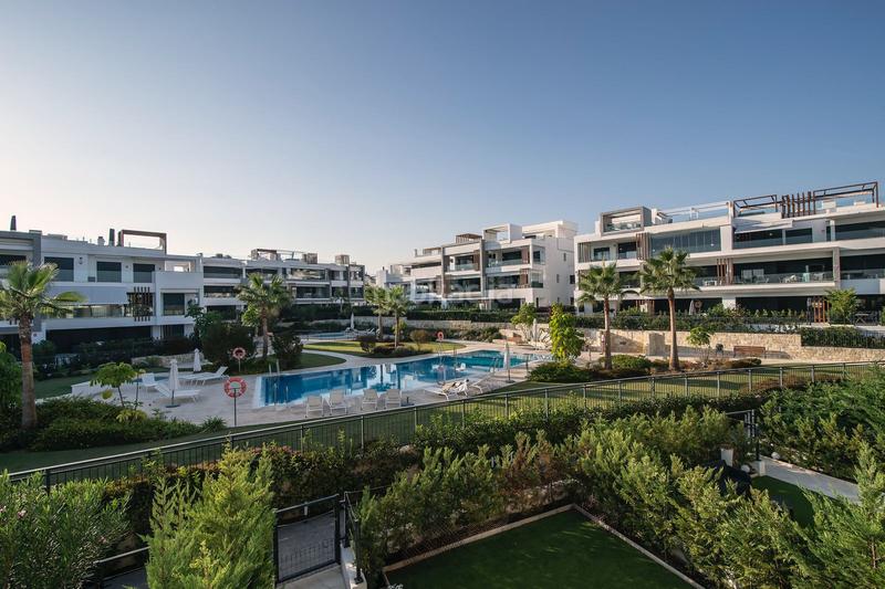 Foto a8d0abdd-08ac-4a54-984d-fbba6f4950c3. Alquiler ático fantástico dúplex orientado al sur con espectaculares vistas al mar en Cancelada, en Estepona
