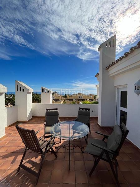 Foto 115e3230-49a1-4918-86e6-732f30495d3e. Ático fantástico ático dúplex con orientación sur en una bonita urbanización en la zona de nageles, en Marbella