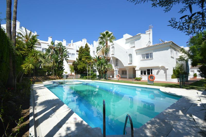 Foto 2c925af6-fbb1-459d-8c6b-cdec89119afa. Ático fantástico ático dúplex con orientación sur en una bonita urbanización en la zona de nageles, en Marbella