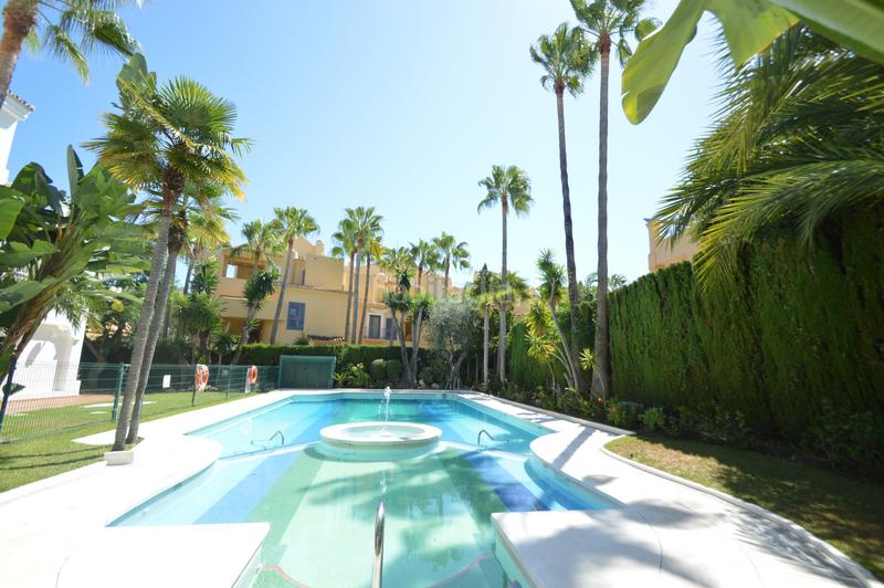 Foto 3ee5be5a-2e0f-45ff-a0d8-189cee211abf. Ático fantástico ático dúplex con orientación sur en una bonita urbanización en la zona de nageles, en Marbella
