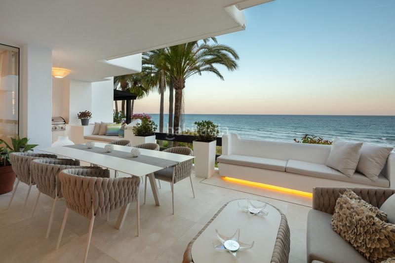 Foto 00e08606-bdc6-480f-9c64-9a6ca336ae1d. Apartamento espectacular y lujoso apartamento en primera línea de playa en la zona más exclusiva , Puente Romano en Marbella