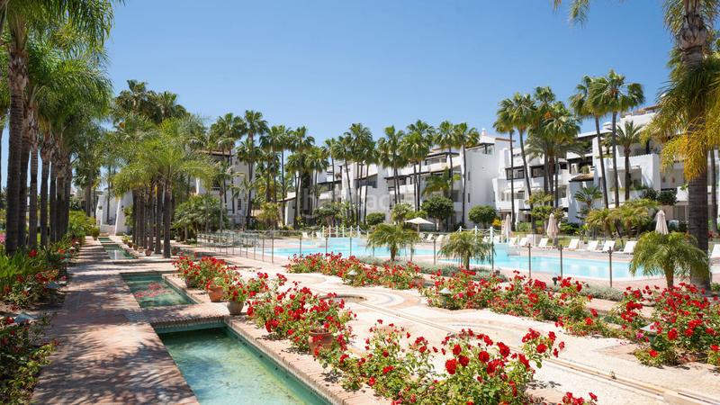 Foto e9084572-3b00-4fae-93a4-a44e5acd6619. Apartamento espectacular y lujoso apartamento en primera línea de playa en la zona más exclusiva , Puente Romano en Marbella