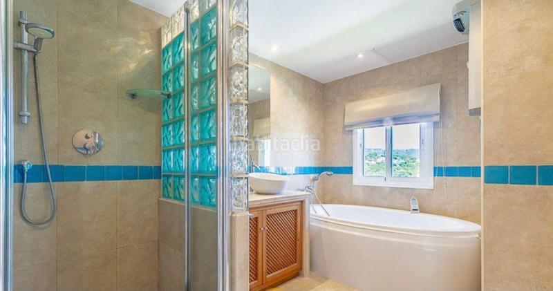 Foto be64364f-0ebb-43e5-a36f-56640c23b111. Lloguer casa amb aparcament piscina a Río Real Marbella