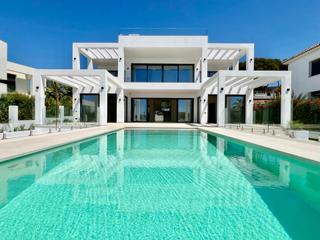 Casa a Real de Zaragoza. Villa moderna de obra nueva en segunda línea de playa en elviria