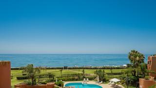 Àtic a Bahía de Marbella. Lujoso y espectacular ático dúplex en primera línea de playa en