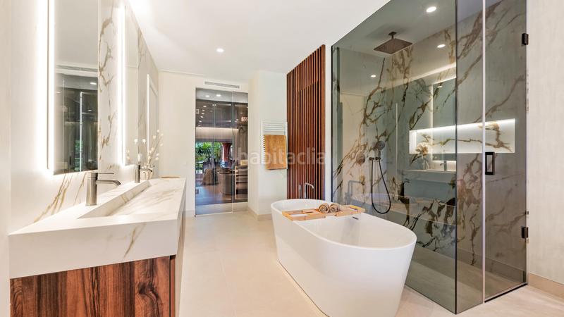 Foto 6923c54c-f47b-42d5-b63a-ceb9ea127ee6. Planta baja lujoso apartamento en planta baja de 3 dormitorios en primera línea de playa, nueva milla de oro, en Estepona