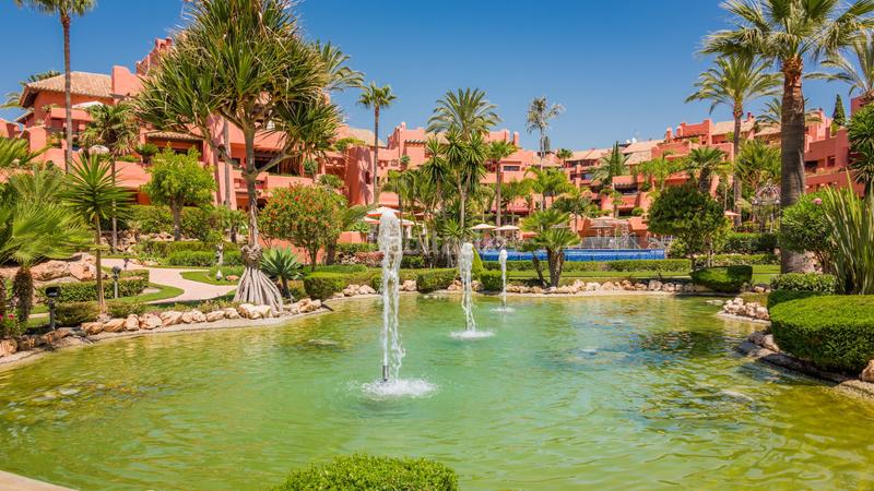 Foto f1a214fe-92b1-48a2-9848-4b1ec520a42a. Planta baja lujoso apartamento en planta baja de 3 dormitorios en primera línea de playa, nueva milla de oro, en Estepona