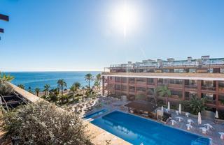 Àtic a Puerto Banús. Espectacular apartamento ático en primera línea de playa en el l
