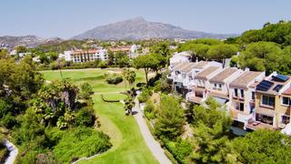 Casa adossada en Los Arqueros  - Puerto del Almendro. Amplia casa adosada reformada en primera lnea de golf en las en