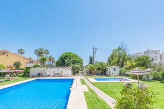 Rez-de-chaussée à Las Lomas de Río Verde. Fantástico apartamento en riomar, río verde playa, marbella