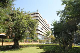 Apartament a Puente Romano. Fantástica oportunidad a 100 metros de la playa en palacio de co