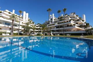 Apartament a Lomas de Marbella Club. Impresionante apartamento de 3 dormitorios en planta baja en las