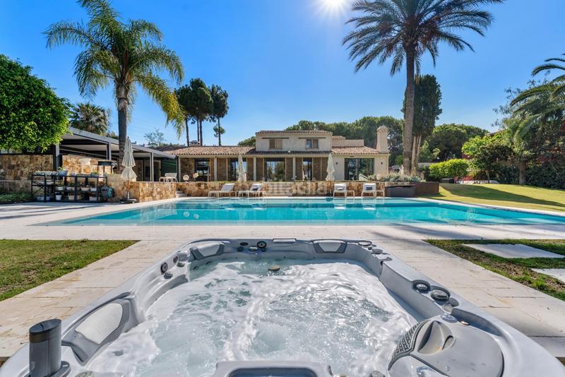 Foto fdb2ef1f-8cc1-46c0-82d4-b38cacbd952d. Casa impresionante y lujosa villa en Río Real, este en Marbella