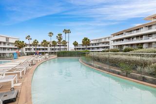 Apartamento en Guadalobn. Exquisito apartamento en primera lnea de playa con vistas front