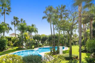 Maison à Lomas de Marbella Club. Magnífica villa de cinco dormitorios con vistas al mar y orienta