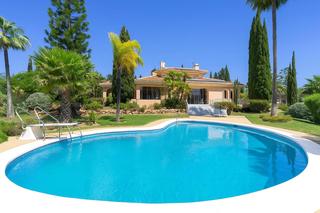 Casa a Elviria. Lujosa villa con espectaculares vistas en las cumbres de elviria