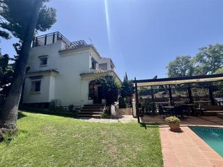 Doppelhaus in Nueva Andalucía centro. Fantástica oportunidad de poseer una casa pareada de 5 dormitori