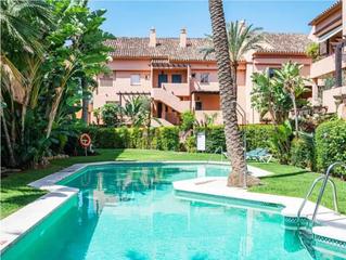 Apartament a Puente Romano. Precioso y amplio apartamento con jardín privado en lomas de mar