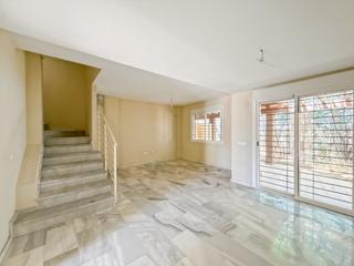 Maison jumele en Calahonda. Adosado moderno de 4 plantas con terrazas, solrium, garaje dobl