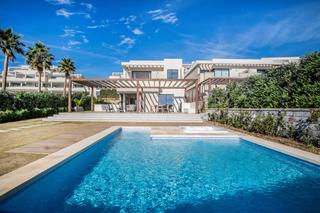 Casa a El Velerín. Lujosa y moderna villa en primera línea de playa en velaya, este