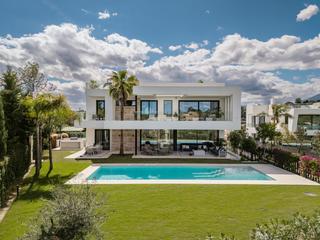Casa en Nagüeles Alto. Excepcional villa contemporánea de 5 dormitorios en lomas del vi