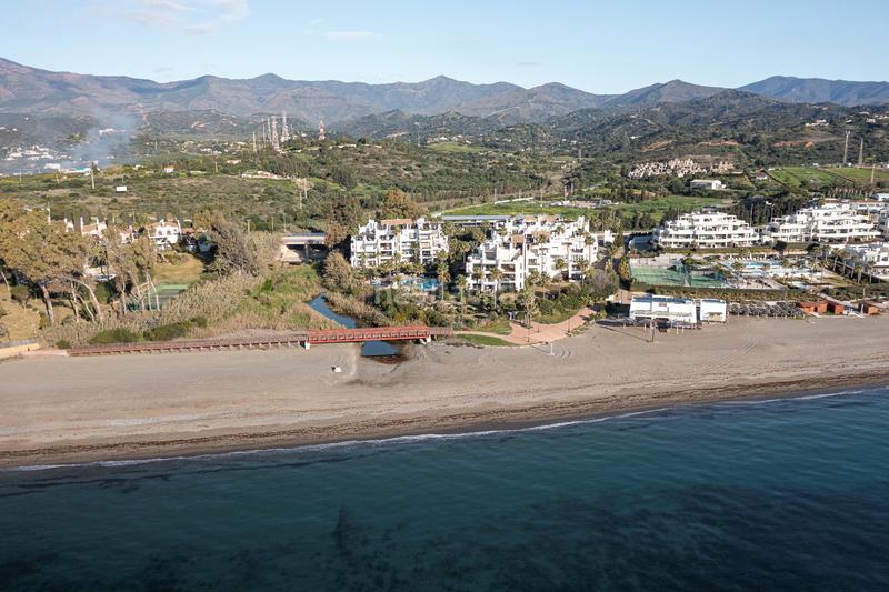 Foto bf1971db-80ca-4fcd-a7f2-896a6ffc512e. Apartamento lujoso apartamento en primera línea de playa con increíbles vistas en bahía dEl Velerín, en Estepona
