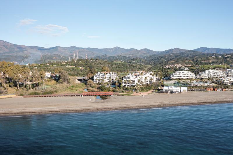Foto f18c086a-64bd-47d5-befb-b81e10a8c882. Apartamento lujoso apartamento en primera línea de playa con increíbles vistas en bahía dEl Velerín, en Estepona