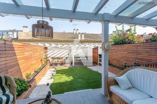 Reihenhaus in Premià de Dalt. Fantástica casa adosada con jardín y piscina comunitaria en la z