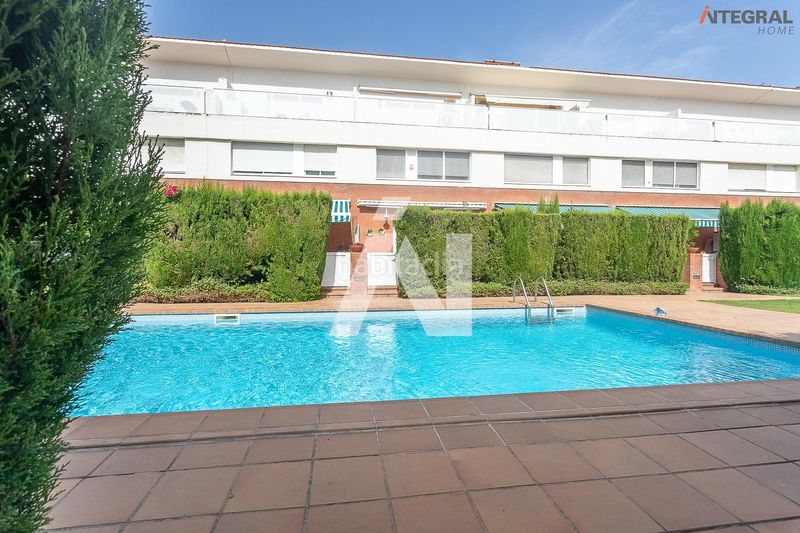 Foto 43513395-1777-4ccd-be2a-b92d31517664. Casa aparellada amb aparcament a Banyeres Premià de Mar
